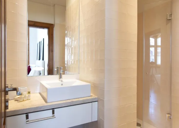 Chiado Stylish Bright With Ac Apartman